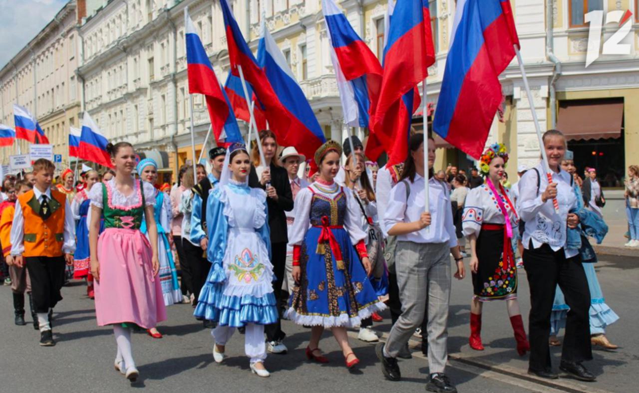 В России может появиться День языков народов России  Об этом сообщила советник президента Елена Ямпольская. Новый закон о языках народов России рассмотрят в осеннюю сессию. Документ разрабатывает Минобрнауки по поручению Путина и Совета по языковой политике.    Закон закрепит особый статус русского как языка государствообразующего народа и определит меры поддержки для остальных. Сейчас проект Основ проходит согласование в правительстве.  Кроме того, на подпись президенту готовят два указа: о введении Дня языков народов России и о праздновании 225-летия Тютчева.