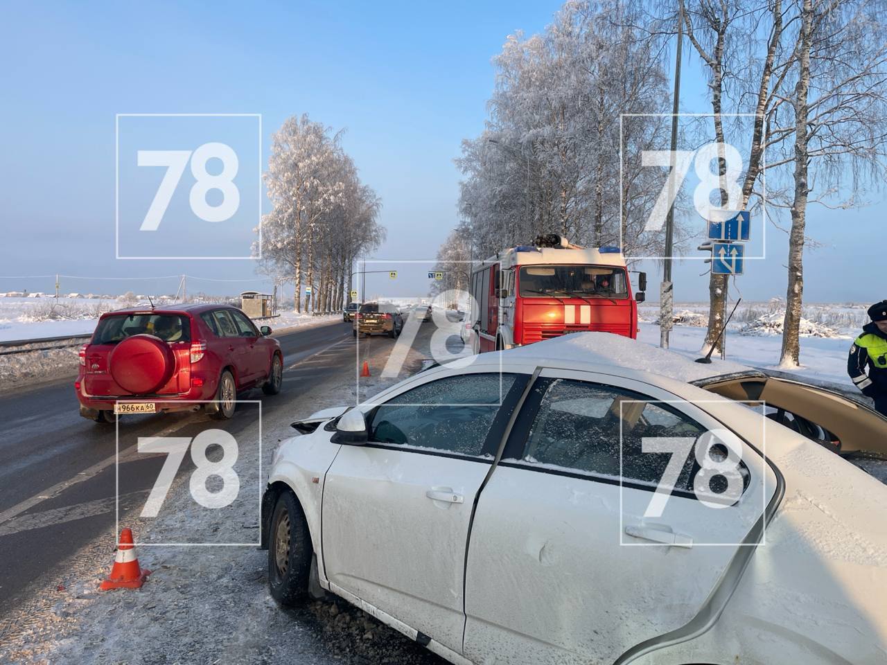 Две женщины погибли в ДТП под Гатчиной Ещё два человека пострадали Авария произошла в деревне Старые Черницы на 59 м километре трассы Р 23 Псков столкнулись легковушки Шевроле и Тойота В машинах ехали семейные пары женщины скончались на месте Ехавший на Шевроле мужчина получил открытый перелом руки и черепно мозговую травму у второго автомобилиста повреждена тазовая кость Все участники ДТП оказались зажаты в машинах спасатели деблокировали их TodaySPb Новости GradSPb Места СПб