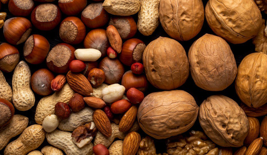 Маркетплейсы торгуют опасным орехом на который подсели подростки Среди российских подростков распространилась новая опасная тенденция употребление бетельного ореха бинлана обладающего психоактивным эффектом Как выяснило издание База этот продукт популярный в некоторых странах Азии школьники активно заказывают на маркетплейсах и покупают в индийских магазинах Их привлекает его опьяняющее действие и доступная цена Орех оказывает мощное воздействие на психику за счёт содержащегося в нем психоактивного вещества ареколина Это соединение действует как нейростимулятор вызывая состояние эйфории которое сопровождается характерными физиологическими реакциями ощущением жара и помутнением сознания Главная опасность бетельного ореха заключается не только в его непосредственном психотропном действии но и в способности вызывать зависимость iguides