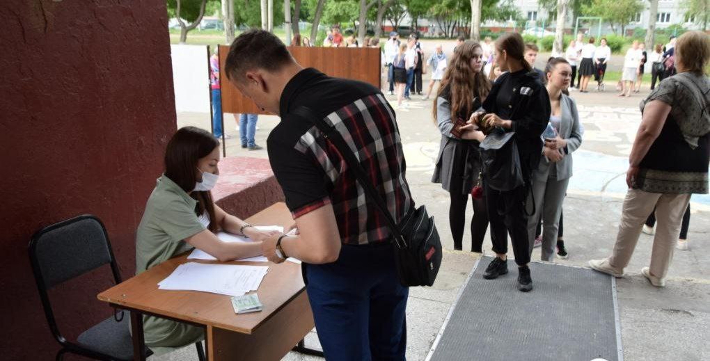 В Омске родители запретили сыну сдавать ОГЭ  Родители девятиклассника гимназии № 69 не согласились с форматом обязательного итогового собеседования по русскому языку, что привело к судебному разбирательству. Они требовали, чтобы собеседование для их сына прошло без использования дистанционных технологий. По их мнению, эта процедура представляет собой «проведение опытов» и связана с передачей биометрических данных в международные организации.  Когда гимназия отказалась удовлетворить требования, родители написали официальный отказ от участия сына в аттестации. Из-за этого подросток не был допущен к ОГЭ и остался на второй год. Суд, рассмотрев дело, отметил, что согласно Конституции России, родители обязаны обеспечить получение детьми образования. В итоге суд удовлетворил иск департамента образования и обязал родителей обеспечить сдачу ОГЭ их сыном, чтобы тот мог продолжить обучение.  Решение было подтверждено Омским областным судом.  Подписаться   Прислать новость