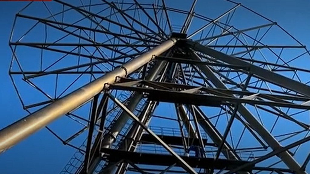 Названа дата открытия колеса обозрения в барнаульском парке Арлекино Его сотрудники рассказали что дети до трех лет смогут прокатиться бесплатно По словам конструкторов объекта дальность обзора с его высшей точки равна около 30 километров На колесе обозрения находятся 24 кабинки с подогревом и кондиционером столиками В одной кабинке смогут разместиться шесть человек её грузоподъемность до 400 килограммов Работники парка предупредили гости в возрасте до 16 лет смогут посетить аттракцион только в сопровождении совершеннолетних граждан При усилении ветра похолодании ниже 20 градусов по Цельсию и во время обильного снегопада колесо будет приостанавливать работу рассказали сотрудники Арлекино Полный оборот аттракцион совершает за четверть часа 57 метровую конструкцию запустят в работу 19 декабря Первых пассажиров она примет с 12 00 Торжественное открытие самого высокого в крае колеса состоится 20 декабря