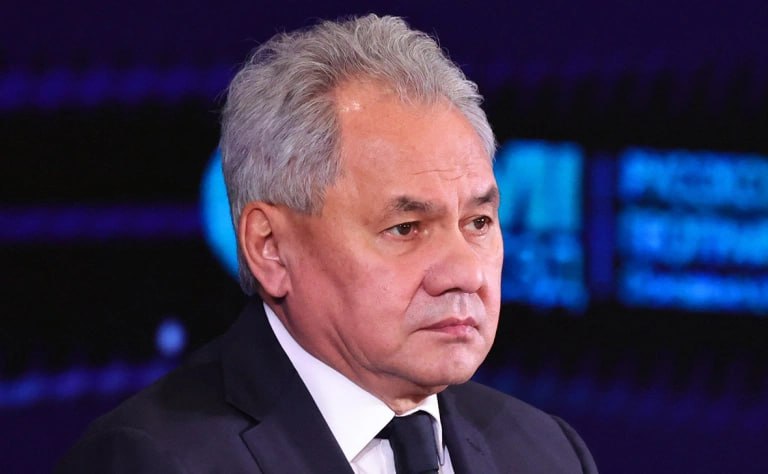 Инициативы по развитию Сибири в качестве центра новой индустриализации России должны предусматривать достойные зарплаты субсидии и льготы для граждан заявил секретарь Совета безопасности Сергей Шойгу передает корреспондент РБК И в период Российской империи и в советское время государство стремилось создать такие условия чтобы граждане добровольно и с радостью ехали в Сибирь строить и развивать народное хозяйство Очень важно укреплять в людях энтузиазм веру в страну в успех большого начинания и гордость за свое дело сказал он Шойгу отметил что для участников кластера предусмотрена система налоговых льгот и административных преференций в зависимости от стадии развития бизнеса а также формируется единая бизнес стратегия совместного развития Скажем приехал специалист трудиться в Сибирь получил ссуду на приобретение жилья и беспроцентный автокредит Прожил и проработал там 10 лет ссуда гасится так сказать сама по себе Это хороший механизм стимулирования И для бизнеса вовлеченного в проекты развития Сибири также нужны преференции добавил он Фото Роман Наумов URA RU Global Look Press Картина дня в телеграм канале РБК