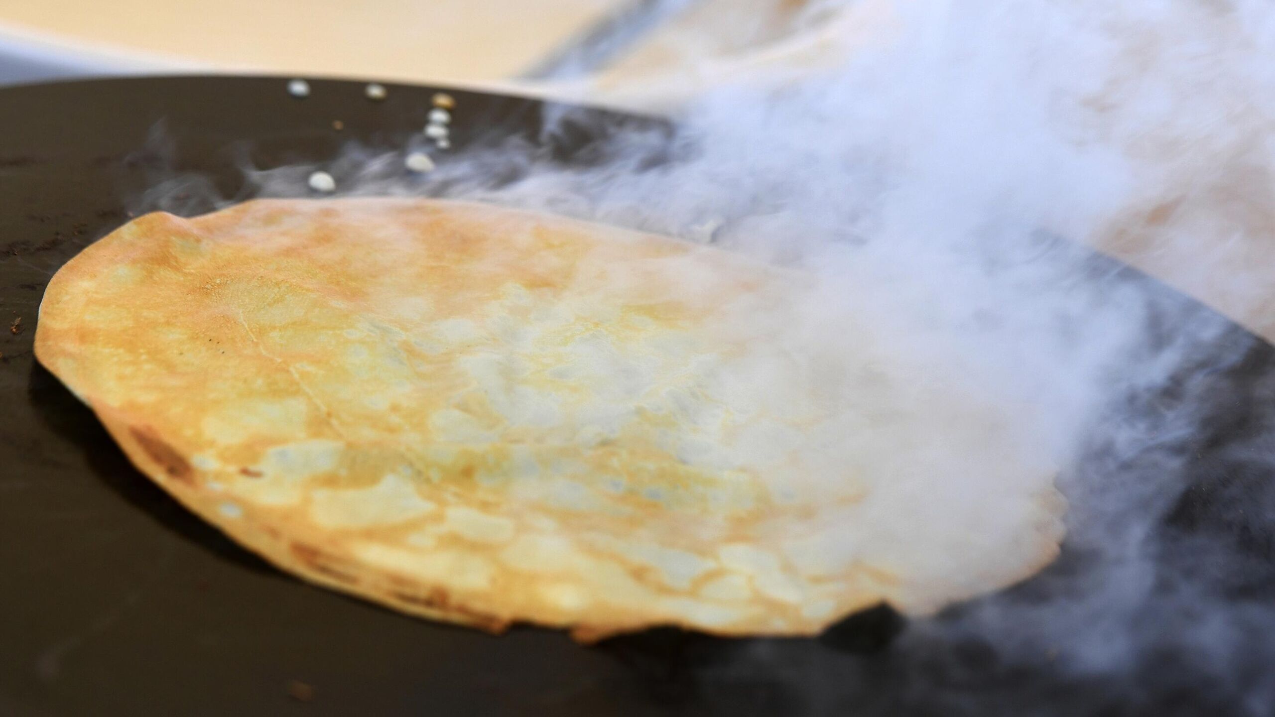 Гастроэнтеролог нутрициолог и терапевт высшей категории из Кемерова Анастасия Галеева рассказала РИА Новости как приготовить полезные блины Чтобы не вызвать обострение хронических заболеваний желудочно кишечного тракта готовить блины следует из полезной гречневой и рисовой муки так как они в отличие от пшеничной содержат белки и клетчатку Если любите блины с начинкой вместо мяса и сахара с ягодами используйте слабосоленую рыбу нежирный творог и мясо телятину куриную грудку индейку Полезно сочетать блины с фруктами рассказала Галеева Врач подчеркнула что печь блины лучше без масла на антипригарной сковороде если такой нет то смазывать блинницу растительным маслом на выбор оливковое рыжиковое виноградной косточки Это же масло следует использовать для смазывания блинов Масленица в 2026 году отмечается с 16 по 22 февраля