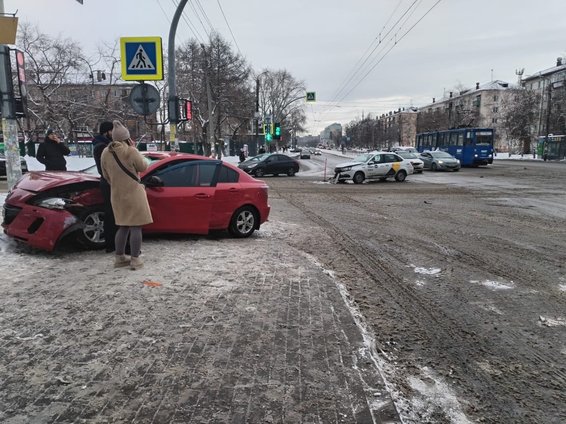 В центре Челябинска при столкновении двух легковушек пострадал 11-летний ребенок  Столкновение автомобилей Lada Granta и Mazda произошло на улице Гагарина в Челябинске. В ДТП пострадал 11-летний ребенок, который находился в салоне иномарки. Об этом сообщили в городской Госавтоинспекции.  — Ребенок перевозился на переднем пассажирском сиденье, пристегнутый ремнем безопасности, но без детского удерживающего устройства, — уточнили в ГАИ Челябинска.  Отечественной легковушкой управлял 36-летний водитель, за рулем второй машины находилась 34-летняя женщина. На нее составили административный протокол за нарушение требований к перевозке детей. Челябинке предстоит выплатить штраф в размере 3 тысяч рублей.