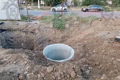 В Таганроге двое рабочих погибли в люке канализационного коллектора В Таганроге на улице Сызранова произошло ЧП: во время ремонтных работ в канализационном коллекторе погибли двое рабочих. Их тела обнаружили в люке. Сейчас на месте работают следователи: осматривают территорию, проводят экспертизы. Точные причины трагедии выясняются. Прокуратура Ростовской области проверяет соблюдение норм охраны труда. - Ростов Прислать Новость