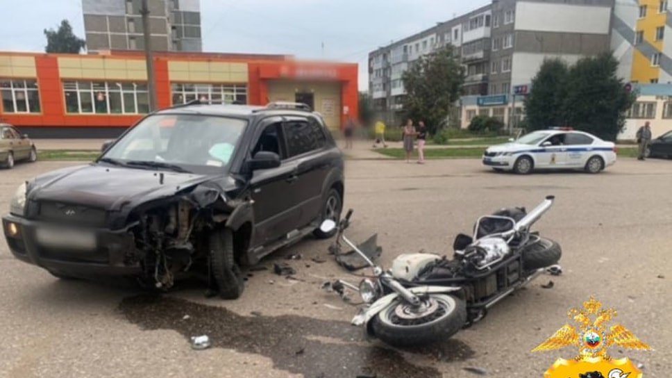 В Тутаеве полиция возбудила уголовное дело после ДТП, в котором пострадал врач. По данным УМВД, утром 7 августа на улице Советской 48-летняя водитель Hyundai столкнулась с мотоциклом Harley-Davidson. 49-летний врач, управлявший мотоциклом, получил тяжелые травмы и был доставлен в больницу.  «По результатам рассмотрения материалов, собранных по факту ДТП в Тутаеве, вследствие которого мужчина получил тяжкие травмы, следователем тутаевской полиции принято решение о возбуждении уголовного дела» — УМВД по Ярославской области.  Фото: УМВД по Ярославской области  Еще больше новостей — в Telegram-канале «Ъ-Ярославль»