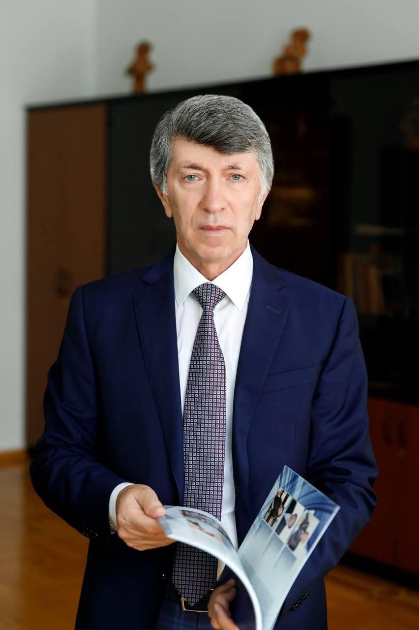 Акай Муртазаев — первый дагестанский академик РАН. Акай Муртазаев, возглавляющий Дагестанский федеральный исследовательский центр РАН, стал первым представителем Дагестана, удостоенным звания академика РАН в области естественных наук. Это событие подчеркивает его вклад в развитие науки в регионе. Муртазаев известен как выдающийся ученый, заслуженный деятель науки России и Дагестана. Он является членом РАН с 2008 года и профессором ДГУ. В течение своей карьеры он опубликовал множество научных работ и организовал международные конференции. Кроме того, Муртазаев активно участвует в руководстве научными проектами и является членом английского физического общества.