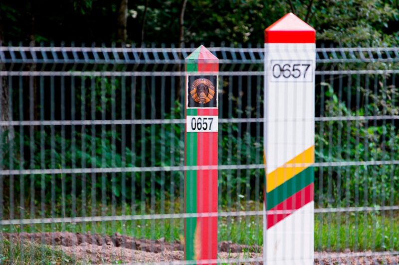 Белорусские и литовские пограничники обсуждают борьбу с незаконной миграцией и контрабандой 18 ноября в литовском пункте пропуска Лаворишкес проходит рабочая встреча заместителей главных пограничных уполномоченных Республики Беларусь и Литовской Республики Стороны обсуждают складывающуюся обстановку на белорусско литовском участке границы а также пути противодействия незаконной миграции и борьбы с контрабандой вне пунктов пропуска  Поддержать канал бустами Inst TikTok ВК OK FB