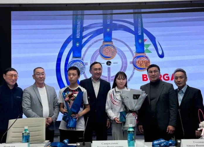 Юных стрелков с триумфом на чемпионате Европы поздравили в Якутске Впервые в истории якутского спорта Айина Готовцева и Николай Яковлев в составе сборной России заняли 1 и 2 места в европейском первенстве по пулевой стрельбе среди юниоров до 16 и до 18 лет Итогам выступления и перспективам развития пулевой стрельбы в регионе посвятили пресс конференцию в республиканском Медиацентре Спорт призван объединять людей наводить мосты между народами В этом заключена и высокая миссия один из основных смыслов деятельности международных спортивных организаций отмечал президент страны Владимир Путин на пленарном заседании форума Россия спортивная держава 6 ноября 2025 года Подробнее читайте по ссылке Фото УлусМедиа и Спорт Якутии yk24 ru в MAX Telegram ВК VK Видео