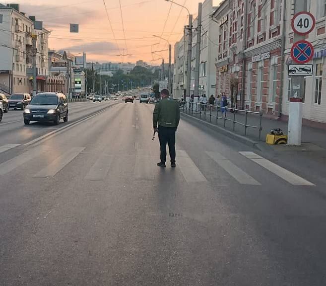 Короб как у курьера, ведет себя как курьер, но не курьер По данным инспекторов, 32-летний житель Белоруссии на мотоцикле Bajaj Boxer направлялся из Сочи на Алтай, но вечером 15 июля в Чебоксарах проскочил на красный и сбил 19-летнего пешехода. Последнего госпитализировали с травмой голени. #Чебоксары, #мотоциклисты, #красный_же, #пешехода_сбили, #у_меня_хрен_проскочишь, #дтп