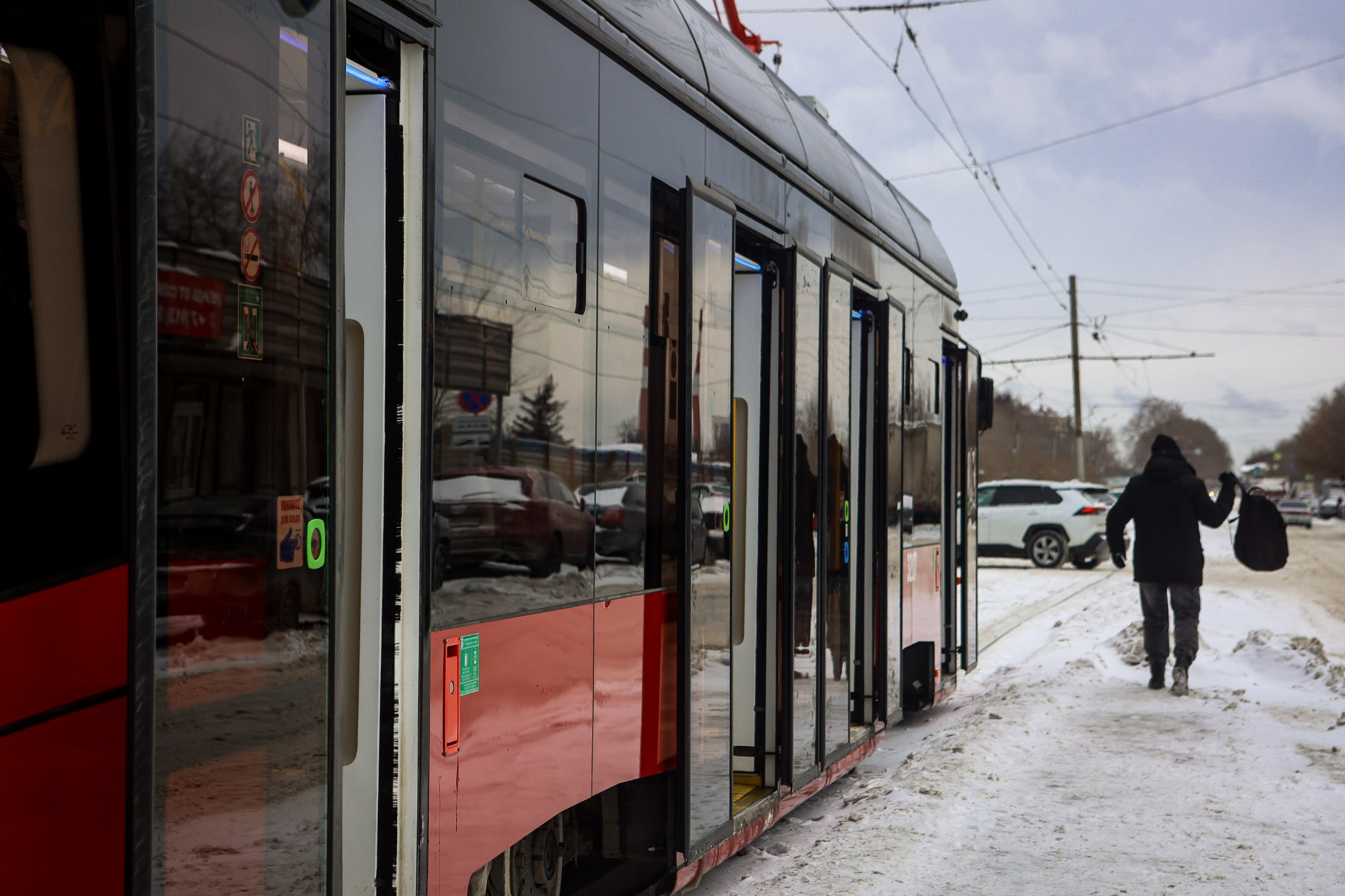 Из Минска в Новосибирск доставили 7 из 9 новых кузовов трамваев В ГЭТ передано четыре трамвая из которых три уже работают на линии один проходит обкатку Ещё три вагона находятся на предприятии БКМ Сибирь где проводят подготовительные и пуско наладочные работы Оставшиеся два машинокомплекта в рамках модернизации этого года доставят в Новосибирск в декабре Это позволит нам повысить надёжность и комфорт городского транспорта Обновлённые трамваи будут работать на маршрутах 13 14 и 11 Программа модернизации общественного транспорта стала возможной благодаря поддержке регионального правительства и сотрудничеству с белорусскими производителями