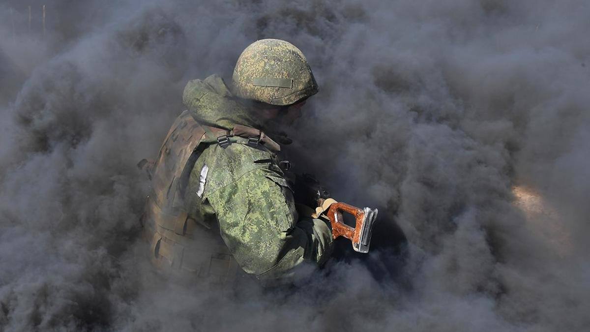 В Уфе прокуратура расторгла фиктивный брак участника СВО В Октябрьский суд Уфы по иску прокуратуры признал недействительным брак участника СВО К правоохранителям обратилась мать погибшего мужчины она заявила что свадьба состоялась только за неделю до отправления сына на военную службу Уфимец заключил контракт в апреле 2025 года Прокуроры проверили все факты и установили что супруги вместе не проживали планов на будущее не имели В соответствии с решением суда документ ЗАГСа будет аннулирован а значит указанная в нём женщина не может претендовать на выплаты положенные вдовам При отключении интернета доступен наш канал в Max Башкирия Online подписаться