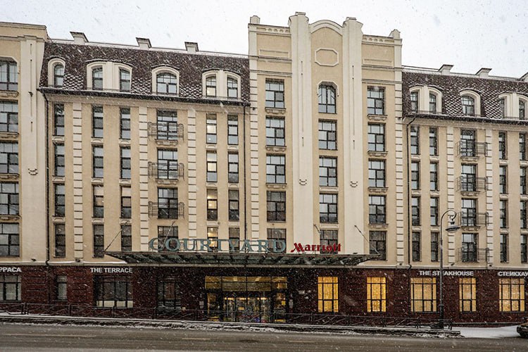 ВТБ закрыл сделку по продаже отеля Courtyard by Marriott Kazan Kremlin в Казани сообщил журналистам первый зампред банка Дмитрий Пьянов VTBR В рамках стратегии по продаже непрофильных активов в этом году мы реализовали три крупных гостиничных комплекса В августе был продан Swissotel Resort Сочи Камелия расположенный в Хостинском районе города Сочи а в октябре Hyatt Regency Moscow Petrovsky Park на Ленинградском проспекте В декабре мы закрыли еще одну сделку по продаже Courtyard by Marriott Kazan Kremlin 4 в столице Республики Татарстан Результаты всех трех сделок полностью оправдали наши ожидания и принесли группе ВТБ дополнительную прибыль сказал он В 2026 году группа планирует продолжить активную работу с другими непрофильными активами включая коммерческую недвижимость и земельные участки jkinvest news jkinvest