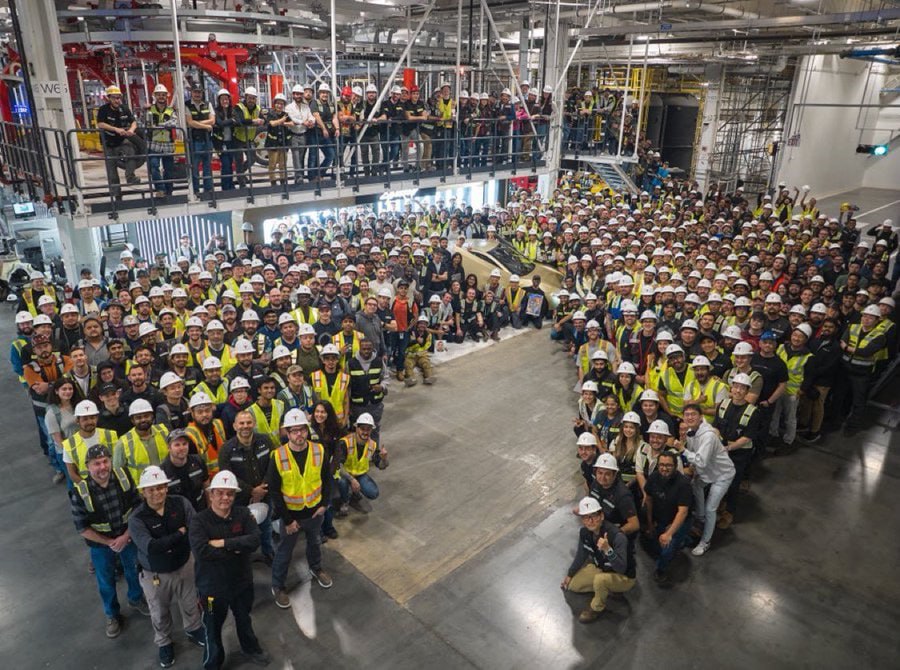 Tesla выпустила в США первый серийный электромобиль Cybercab в котором не должно быть педалей и руля X новости iphonesru