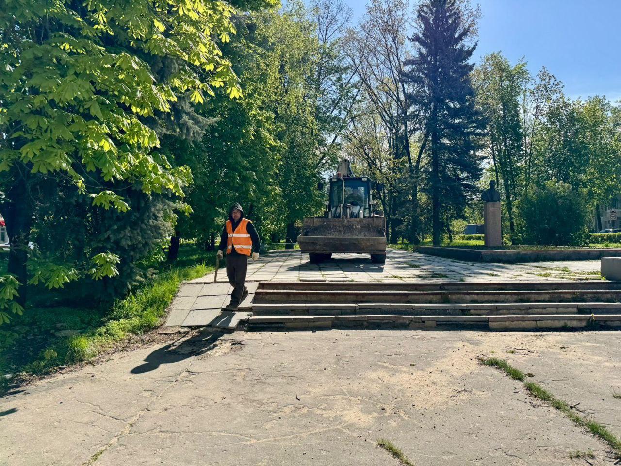 Стартовало благоустройство сквера по ул. Жолио-Кюри в Обнинске. Подрядчик уже вывел технику, устанавливаются ограждения. В ближайшее время завезут стройматериалы. Здесь заменят тротуарную плитку, лестницу и лавки, добавят новых скамеек и урн. Поменяют старые фонари на антивандальные, облагородят клумбы и другое. ES! - канал. Подписаться