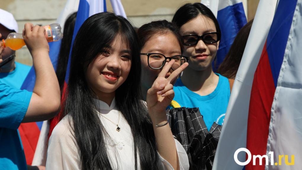 Каждый восьмой студент в Омской области иностранец Такие данные приводит Коммерсантъ По числу обучающихся в вузах иностранцев наш регион занимает 6 е место в России с 9 400 студентами это 12 6 от общего числа студентов в области Выше цифры у Москвы Санкт Петербурга Татарстана Томской и Свердловской областей Какие именно страны представляют иностранцы которые учатся в Омской области не приводится Однако в целом по России подавляющее большинство зарубежных студентов представляют азиатские страны Казахстан Китай Туркмению Узбекистан Индию и Таджикистан Всего за прошлый год в отечественных вузах занималось 402 тысячи иностранцев причём согласно указу президента к 2030 му году эта цифра должна вырасти до полумиллиона Om1 Омск в MAX