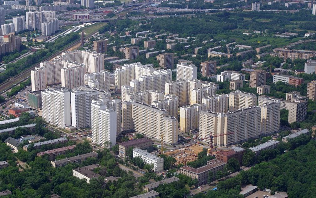 Разрыв цен между новостройками и вторичкой стабилизировался в июне В июне ценовой разрыв между новостройками и вторичным жильем в среднем по мегаполисам составил 33% в пользу новостроек против 32,9% в январе, следует из данных «Яндекс Недвижимости». С начала года медианная стоимость «квадрата» на вторичном рынке в миллионниках выросла на 2,7% — до 142 тыс. руб., тогда как цена метра в новостройках увеличилась на 3,6% — до 186 тыс. руб. Где ценовой разрыв вырос сильнее всего: на 13 п.п., до 54%, ценовой разрыв увеличился в Омске. Здесь новостройки в июне продавались в среднем по 165 тыс. руб. за 1 кв. м против 99 тыс. руб. за «квадрат» вторички на 10 п.п., до 20%, за полгода ценовой разрыв вырос в Москве, где цены в новостройках составляют 434 тыс. руб. за 1 кв. м, а на вторичное жилье — 362 тыс. руб. на 8 п.п., до 39%, выросла разница в ценах в Новосибирске 171 тыс. руб. за «квадрат» в новостройках и 123 тыс. руб. — на вторичке Мегаполисы, где ценовой разрыв существенно сократился: на 9 п.п., до 22% — в Краснодаре 148 тыс. руб. за 1 кв. м в новостройках против 121 тыс. руб. на вторичное жилье на 8 п.п., до 37% — в Волгограде 131 тыс. руб. в новостройках и 96 тыс. руб. на вторичке на 7 п.п., до 48% — в Перми 162 тыс. руб. за первичное жилье против 109 тыс. за вторичное #новостройки #вторичка Фото: Marina_Saw_it / Shutterstock / FOTODOM Читать РБК Недвижимость в Telegram