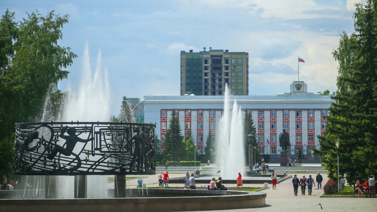 В Барнауле в День Победы, 9 мая, официально заработают городские фонтаны. В краевой столице их около 20, но в этом году будет работать 14 В настоящее время идет заполнение систем фонтана около театра драмы имени В.М. Шукшина и фонтана "Лилия" на Обском бульваре. Также ко Дню Победы запустят фонтан "Глобус" по проспекту Красноармейскому, "Рыбка" – по улице Молодежной и в районе торгового центра "Россия". Работы по расконсервации оставшихся проведут в течение мая. К лету заработают фонтаны: на площади Мира; в Зеленом сквере за Государственным художественным музеем Алтайского края на площади Октября; в районе ТРЦ "Сити-Центр"; на пересечении улиц Антона Петрова и Малахова; "Космос" – на Обском бульваре; "Афродита" – по улице Георгиева; "Южный" – по улице Чайковского; пешеходный фонтан на улице Панфиловцев; фонтан в Научном Городке.