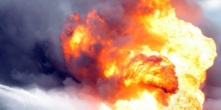 Во время пожара в центре Самары погибли два человека 20 человек пришлось эвакуировать Личности погибших устанавливаются известно что это мужчина и женщина   oboz info vo vremya pozhara v tsentre samary pogibli dva cheloveka 20 chelovek prishlos evakuirovat