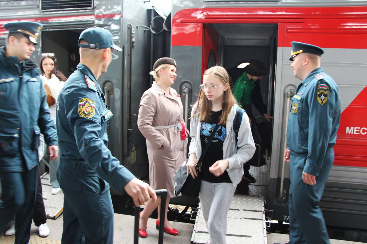 Школьники из Курска приехали в детский лагерь «Солнечный» в Санкт-Петербурге. В лагере отдохнут 40 детей. Для них подготовили насыщенную программу: мастер-классы, конкурсы, квизы и игры. Также будут тематические занятия по вокалу, танцам, изобразительному и декоративно-прикладному искусству. Губернатор Петербурга Александр Беглов предложил приглашать на отдых в город детей из приграничных регионов. В прошлом году в Петербурге отдохнули две тысячи ребят.