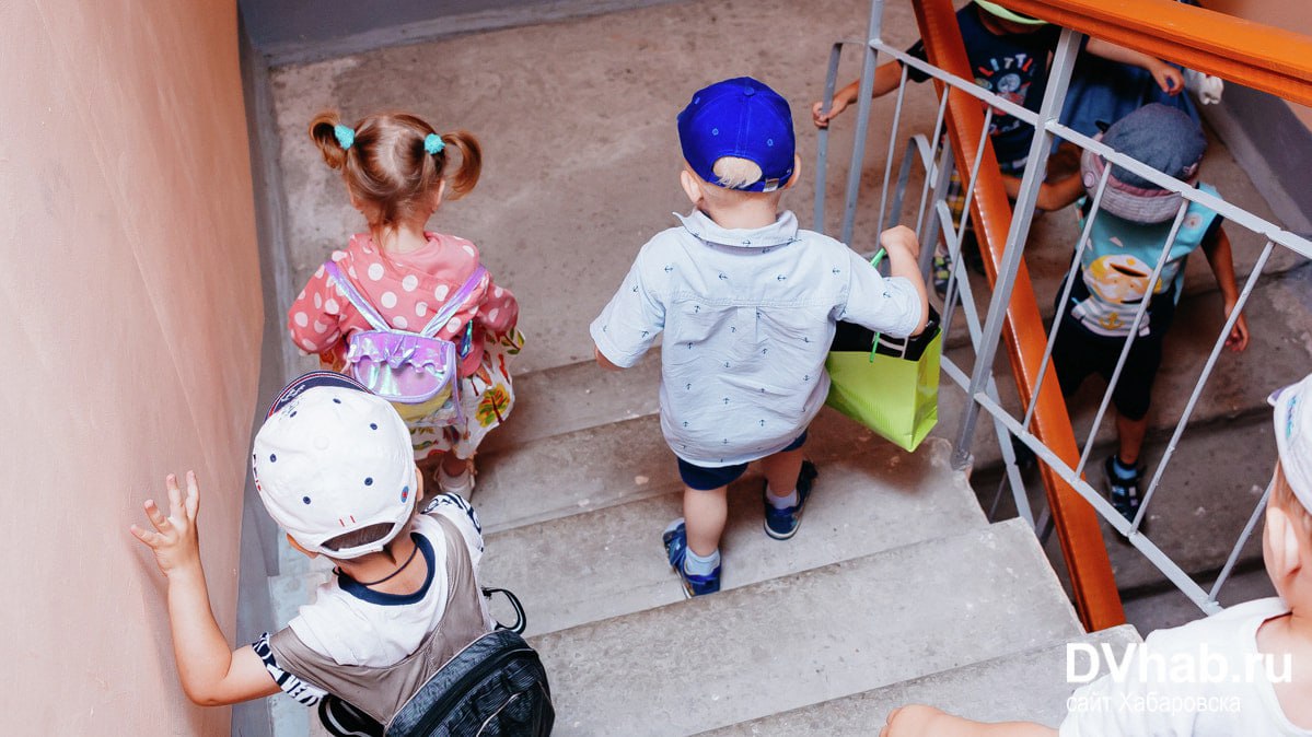 Всех на улицу детсад внезапно опечатали из за нарушений пожарной безопасности Как рассказали родители дошколят детский сад в Хабаровске был сегодня опечатан приставами перед тихим часом Всех малышей вывели на улицу и горожанам пришлось экстренно отпрашиваться с работы чтобы забрать своих детей Прочитать статью полностью Подписаться на DVHAB   Написать в DVHAB