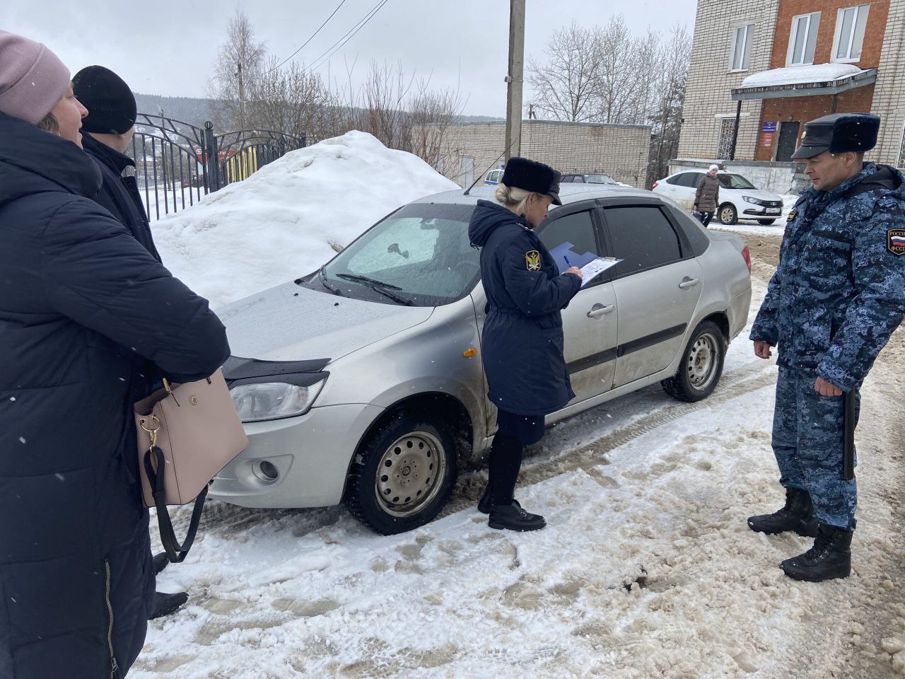 В Прикамье за год с пьяных водителей взыскали штрафы на 40 млн рублей  В 2024 году у Судебных приставов по Пермскому краю находилось более 4,8 тысяч исполнительных производств о взыскании административных штрафов за управление транспортным средством в состоянии опьянения. Специалисты говорят, о снижении данного показателя на 35 процентов, по сравнению с 2023 годом.  Всего по итогам 2024 года нетрезвые водители лишились 449 автомобилей. Сумма взысканных с них штрафов превысила 40 млн рублей.  Приставы рассказали, что чаще всего должниками по данной категории становились жители Дзержинского, Пермского и Кировского районов Перми.  Источник    ЧП Пермь    Прислать новость