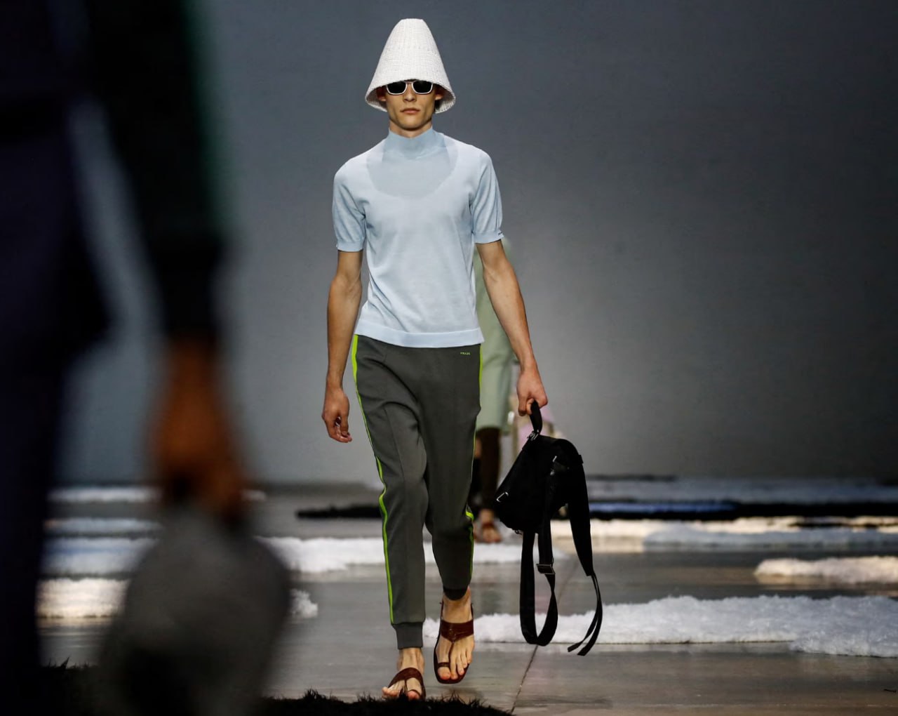 Made in India. Sold by Prada  Prada представила сандалии, подозрительно похожие на традиционные индийские «колхапури чаппал» — кожаную обувь с вековой историей. Только вот в Индии такие стоят 10–15 долларов, а Prada собиралась продавать «вдохновленную» версию за 800. В эту сумму не вошли ни упоминание об оригинале, ни благодарность ремесленникам.  Индийская общественность взбунтовалась: говорят о «новом колониализме», требуют признания и компенсаций. После волны критики Prada заявила, что модель еще не поступила в продажу и готова к «диалогу». Но пока ремесленникам от этой моды — ни копейки.    Пожалуй, лучший телеграм-канал о маркетинге