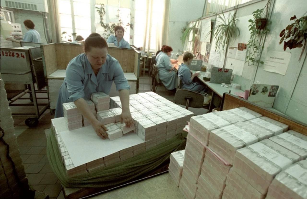 В Ростовской области введен режим строгой экономии из за отказа от кредитов Власти Ростовской области решили отказаться от банковских кредитов до конца года и пересмотреть расходы Об этом говорится на сайте министерства финансов региона Областным бюджетом в текущем году предусмотрено привлечение 24 4 миллиарда рублей банковских кредитов в качестве инструмента финансирования расходов в том числе связанных с проведением специальной военной операции говорится в сообщении ведомства Поскольку ключевая ставка Центробанка остается высокой то заимствование средств может привести к значительному увеличению расходов бюджета В итоге власти региона отменили 12 ранее объявленных конкурсов на получение кредитов Принято решение о мобилизации всех имеющихся финансовых ресурсов и введение режима строгой экономии При этом зарплаты бюджетникам меры социальной поддержки и выплаты участникам специальной военной операции останутся в неприкосновенности Подписаться на Новости Ростова Прислать новость Мы в Max rostovnews61