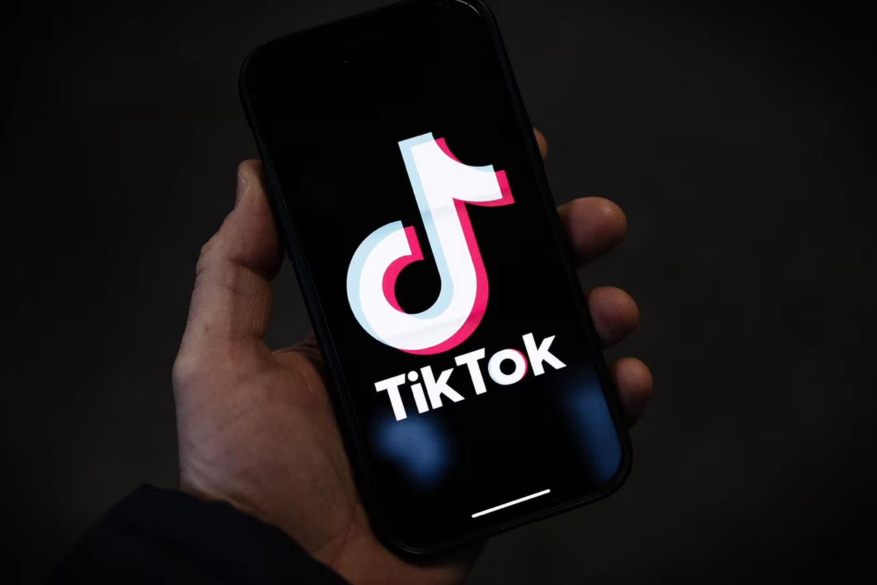 TikTok может прекратить деятельность в США с 19 января. На решение в силах повлиять только Верховный суд Америки, который и ввел запрет на деятельность сервиса, пишет Associated Press.  Окончательное решение примут на заседании уже сегодня. Судья проанализирует аргументы от представителей платформы, пользователей сервиса и Министерства юстиции. Материнская компания ByteDance хотела сохранить TikTok в США путем продажи третьей стороне, но получила отказ.