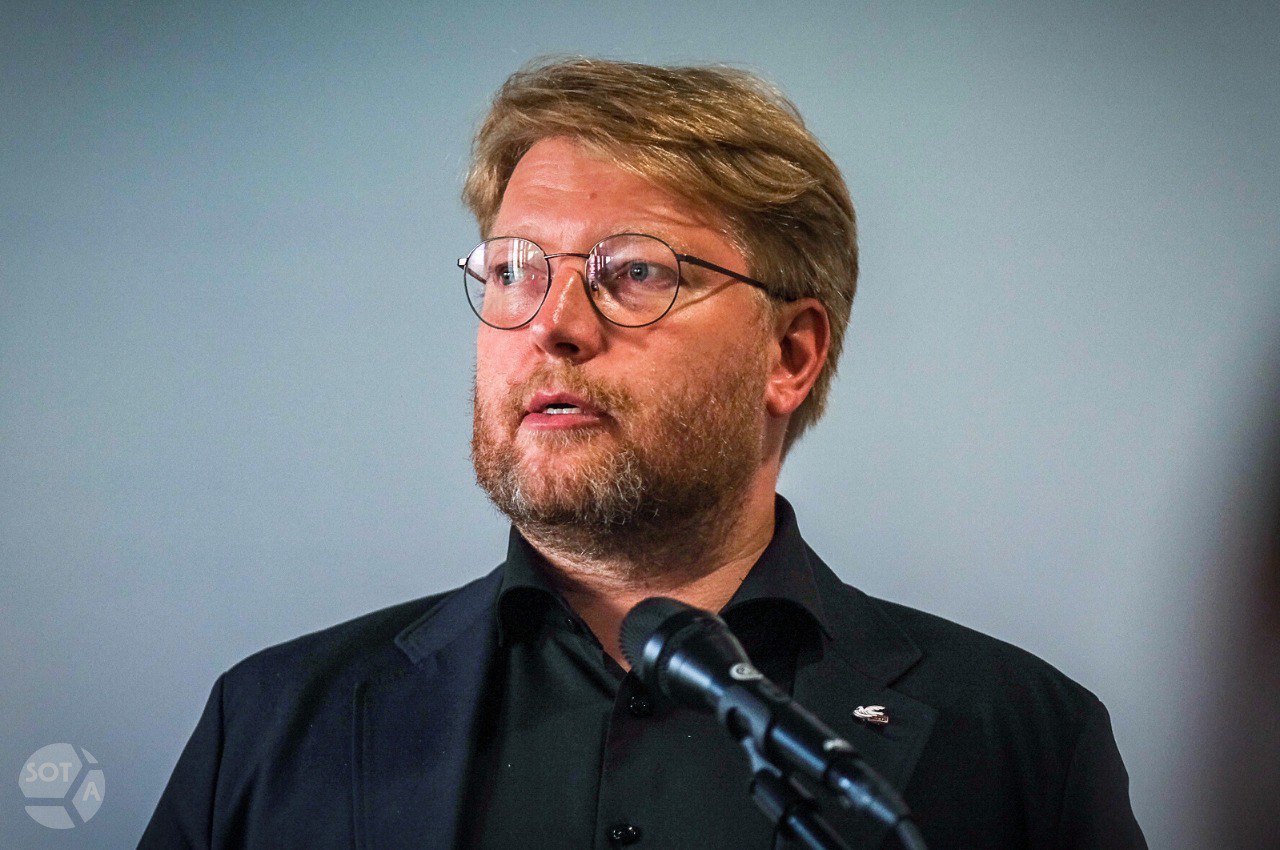 Лидера Яблока Николая Рыбакова оштрафовали за пост с фото Навального Теперь его могут не допустить до выборов Выборгский районный суд Петербурга признал Николая Рыбакова виновным по статье о демонстрации экстремистской символики и назначил ему штраф в 1 5 тысячи рублей пишет Бумага Сам Рыбаков не присутствовал на слушании Позицию политика зачитал адвокат Борис Грузд Рыбаков настаивает что опубликовал некролог Навального без каких либо призывов Лидер Яблока отметил что фото Навального не включены в перечень экстремистских материалов их можно встретить например на сайтах государственных СМИ Очевидно что за юридическими формулировками кроется желание группы чиновников лишить меня участия в избирательной кампании И главное какой формальный повод Соболезнования детям и родителям умершего человека заявил Рыбаков Он добавил что будет добиваться отмены решения суда После утверждения штрафа в апелляции Рыбаков не сможет участвовать в выборах в Госдуму и Закс которые пройдут в сентябре 2026 года Фото SOTAvision