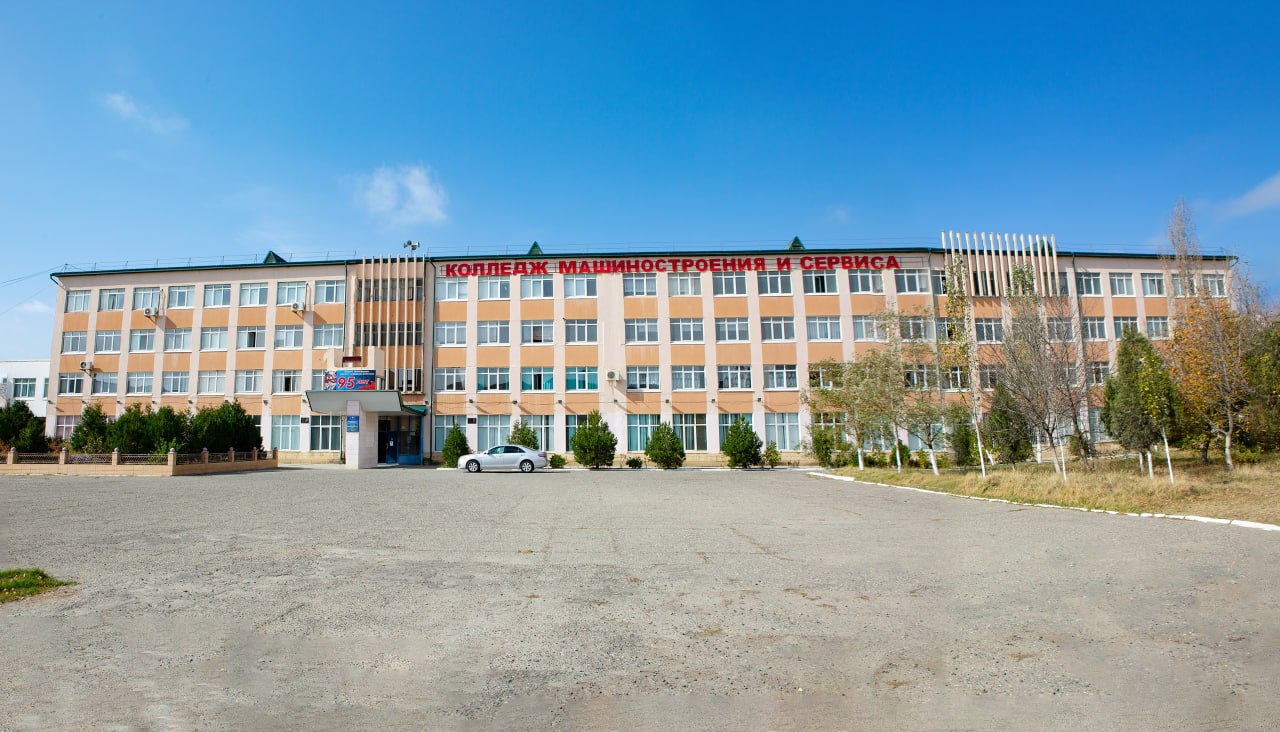 Колледж машиностроения и сервиса имени Серго Орджоникидзе в дагестанском Каспийске будет передан из республиканской в федеральную собственность Соответствующее распоряжение подписал председатель правительства России Михаил Мишустин Документ обязывает передать государственное бюджетное профессиональное образовательное учреждение под федеральное управление Функции и полномочия учредителя колледжа будет исполнять Федеральное агентство морского и речного транспорта Росморречфлот Финансирование учебного заведения теперь будет осуществляться за счёт средств федерального бюджета в рамках госпрограммы Развитие образования Кабинет министров поручил исполнить распоряжение в срок не позднее 1 сентября 2026 года Это решение направлено на укрепление материально технической базы колледжа и повышение качества подготовки специалистов для отраслей курируемых Росморречфлотом