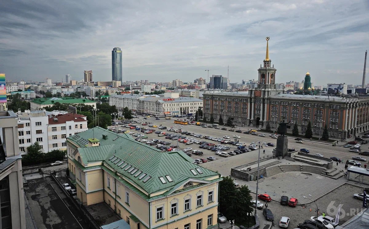 Парковку на площади 1905 года закроют на четыре месяца  В начале ноября там проведут ярмарку выходного дня, а сразу после — начнут заливать каток. Он откроется в декабре и проработает до середины февраля.  Еще полторы недели уйдет на демонтаж, сообщил близкий к мэрии телеграм-канал «Екатеринбург. Главное».  А вот ледовый городок в этот раз разместят на Плотинке. Он простоит до 21 января