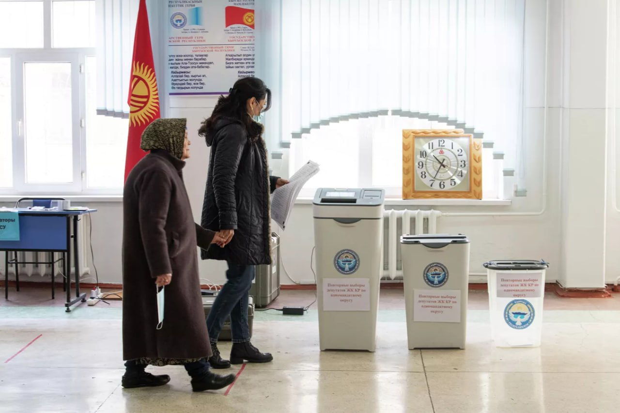 Штрафы и запрет на госслужбу в Кыргызстане хотят наказывать за неявку на выборы В парламенте Кыргызстана предложили ввести ответственность за игнорирование выборов Инициатор законопроекта депутат Марлен Маматалиев объясняет меру низкой явкой избирателей Схема наказаний поэтапная за первую неявку предупреждение ЦИК за вторую штраф за третью запрет на работу в госорганах и участие в выборах сроком до пяти лет Одновременно предлагаются поощрения для голосующих лотереи в день выборов льготы на госуслуги и дополнительные баллы при отборе в кадровый резерв От ответственности освободят граждан старше 70 лет тяжёлобольных недееспособных находящихся за границей вахтовиков а также военнослужащих и сотрудников силовых структур Подпишитесь на AsiaToday
