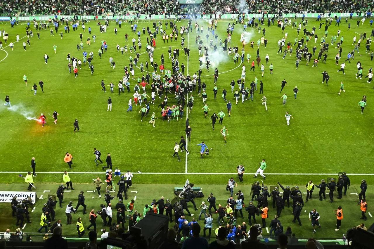 В Европе обсуждают возможный бойкот ЧМ 2026 в США на фоне споров вокруг Гренландии Идея бойкота чемпионата мира по футболу который пройдёт в США летом 2026 года 11 июня 19 июля всерьёз обсуждается в Европе Об этом пишут сразу несколько крупных западных СМИ Журнал The Economist отмечает что политическая атмосфера в ЕС резко ухудшилась из за заявлений Дональда Трампа о Гренландии Сейчас настроения в Брюсселе на фоне ситуации с Гренландией мрачные если не мятежные Обсуждается бойкот Чемпионата мира в Америке этим летом шаг напоминающий бойкот США летней Олимпиады в Москве в 1980 году При этом автор статьи отмечает что если Европа действительно пойдёт на такой шаг последствия могут лишь усугубить конфликт с США По данным CNN разговоры вышли за пределы медиа и экспертной среды Некоторые законодатели в Великобритании и Германии даже рассматривают бойкот чемпионата мира по футболу FIFA этим летом часть которого пройдет в США и на котором Трамп явно планирует перетянуть все внимание на себя   Также на фоне политических заявлений протест проявляют и болельщики европейские СМИ пишут что за одну ночь фанаты сдали около 17 тысяч билетов на матчи в США uletet 1