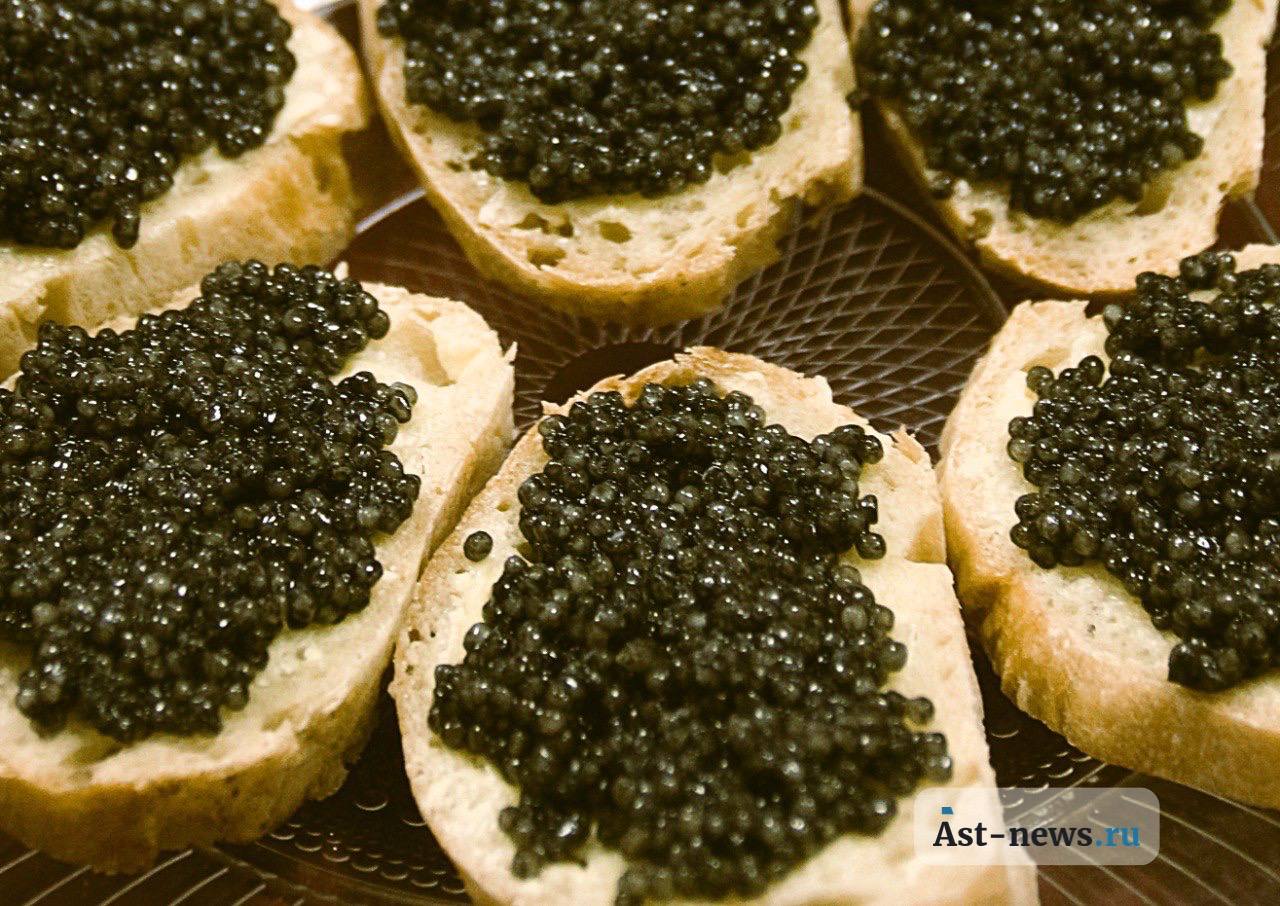 Астраханская область лидирует в России по объёму выявленной фальсифицированной икры С сентября минувшего года по ноябрь года текущего в отечественном товарообороте выявлено 367 тонн фальсифицированной икры сообщил председатель совета директоров Центра развития перспективных технологий единого оператора государственной маркировки Честный знак Михаил Дубин При этом наибольший объём фальсификата выявлен в Астраханской области 111 тонн поддельной под ценный деликатес продукции Далее в рейтинге следуют дальневосточные регионы Камчатка с 60 тоннами икорного эрзаца и Сахалин с 55 тоннами