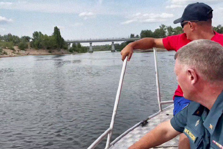 Рейд по необорудованным местам купания на Ахтубе прошел в Волжском. Особое внимание было уделено детям, которые купались в реке без присмотра взрослых, а также экстремалам.    В очередной раз спасатели зафиксировали прыжки детей с автомобильного моста на острове Зеленый. Материалы переданы в ПДН.   За купание в несанкционированных местах гражданам грозят штрафы до 4 тысяч рублей.   Напомним, что за 5 лет разбились 6 человек, которые прыгали с моста. 14-летняя девочка 6 августа получила травмы при попытке повторить этот трюк.