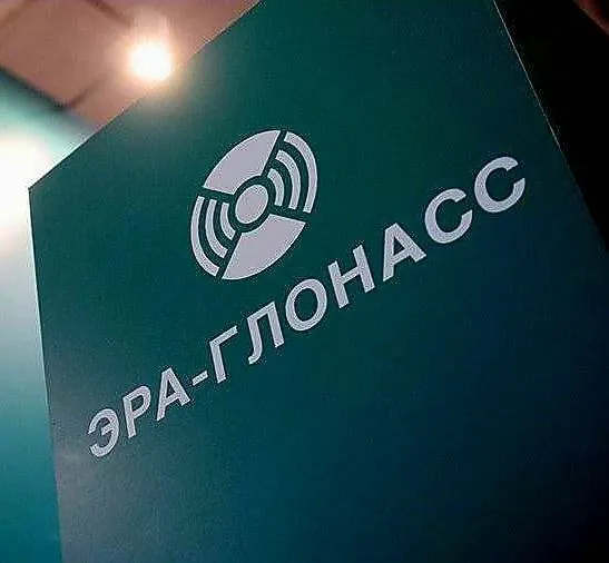 ГК Элемент и АО Глонасс разработали первую российскую доверенную платформу для идентификации гражданских беспилотников Решение на отечественной электронной компонентной базе и средствах криптографической защиты станет частью системы удаленной идентификации беспилотных авиационных систем БАС на базе российской государственной системы экстренного реагирования при авариях ЭРА Глонасс В дальнейшем в нее будет интегрирован совместный программно аппаратный комплекс ПАК Об этом Ведомостям рассказали представители компаний Совместная работа компаний ведется в целях выполнения части требований утвержденных постановлением правительства об оснащении пилотируемых воздушных судов и БАС оборудованием удаленной идентификации Постановление вступило в силу 1 марта 2026 г Как уточнил представитель Элемента Минтранс и Росавиация курируют проект по идентификации БПЛА Система идентификации гражданских авиабеспилотников будет интегрирована с платформой Росавиации Ведомости направили запросы в Росавиацию и Минтранс Представители компаний не раскрыли размер инвестиций в разработку Объем инвестиций в подобную систему может исчисляться сотнями миллионов рублей полагает генеральный директор компании Сеть свободного сотрудничества Иосиф Нургалиев Основные затраты это разработка ПО серверной инфраструктуры средств защиты данных и интеграция с государственными системами считает он Технология не будет продаваться как отдельный продукт она будет поставляться самим АО Глонасс как услуга для владельцев авиабеспилотников по договору с оператором добавили представители компаний При этом переговоры по поставке ПАКа для нужд других организаций уже ведутся уточнили собеседники Этот ПАК создает виртуальный защищенный канал передачи данных между конечными устройствами и управляющим сервером уточнил представитель ГК Элемент Он основан на микросхеме от НИИ молекулярной электроники НИИМЭ входит в ГК Элемент Представитель Элемента уточнил что микросхема производится по заказу на Микроне также входит в ГК Элемент после чего НИИМЭ создает на ее основе средство криптографической защиты информации Это единственная в стране микросхема первого уровня доверенности которая разработана и произведена в России заверил представитель Элемента По словам представителя компании решение позволит сделать использование авиабеспилотников более безопасным и удобным для идентификации Формирование доверенной среды на основе госинформсистемы ЭРА Глонасс с применением отечественных средств криптографии ускорит развитие и промышленное применение гражданской беспилотной авиации на территории России добавил генеральный директор АО Глонасс Алексей Райкевич Благодаря платформе возможно будет обеспечить прозрачность использования БАС для ведомств на федеральном и региональном уровнях что станет дополнительным инструментом смягчения вынужденных запретов на полеты говорит он Продолжение статьи