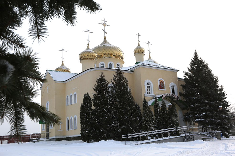 С 6 по 7 января на территории Гомельской области в 166 церквях и храмах пройдут богослужения приуроченные к православному Рождеству сообщает УВД Гомельского облисполкома В рождественский выходной милиционеры усилят контроль за охраной общественного порядка и безопасностью дорожного движения Наряды Госавтоинспекции приблизятся к местам проведения мероприятий Все стражи порядка будут ориентированы на оказание необходимой помощи гражданам и регулирование дорожного движения во избежание аварийных ситуаций Повышенное внимание по прежнему будет уделено своевременному выявлению бесправников и водителей находящихся в состоянии опьянения В случае обнаружения бесхозных предметов подозрительных граждан либо выявления правонарушений незамедлительно информируйте ближайший наряд милиции сообщите об этом по телефону 102 или в чат бот МВД Мы всегда рядом