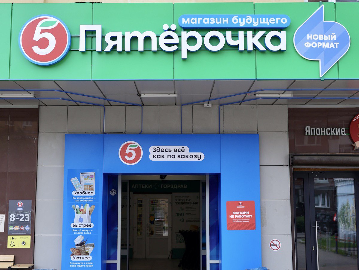 5 "Пятёрочка" запустила магазин будущего в Москве X5 Group представила концепцию будущего ритейла: в новом формате объединены цифровые технологии и привычный офлайн-шопинг. Покупателей встречают интерактивные экраны вместо полок, а виртуальный ассистент помогает с выбором товаров. Система анализирует историю покупок и предлагает индивидуальные рекомендации. В зоне отдыха можно зарядить гаджеты и выпить кофе, пока заказ готовится к выдаче. Оплата — в том числе через СБП.