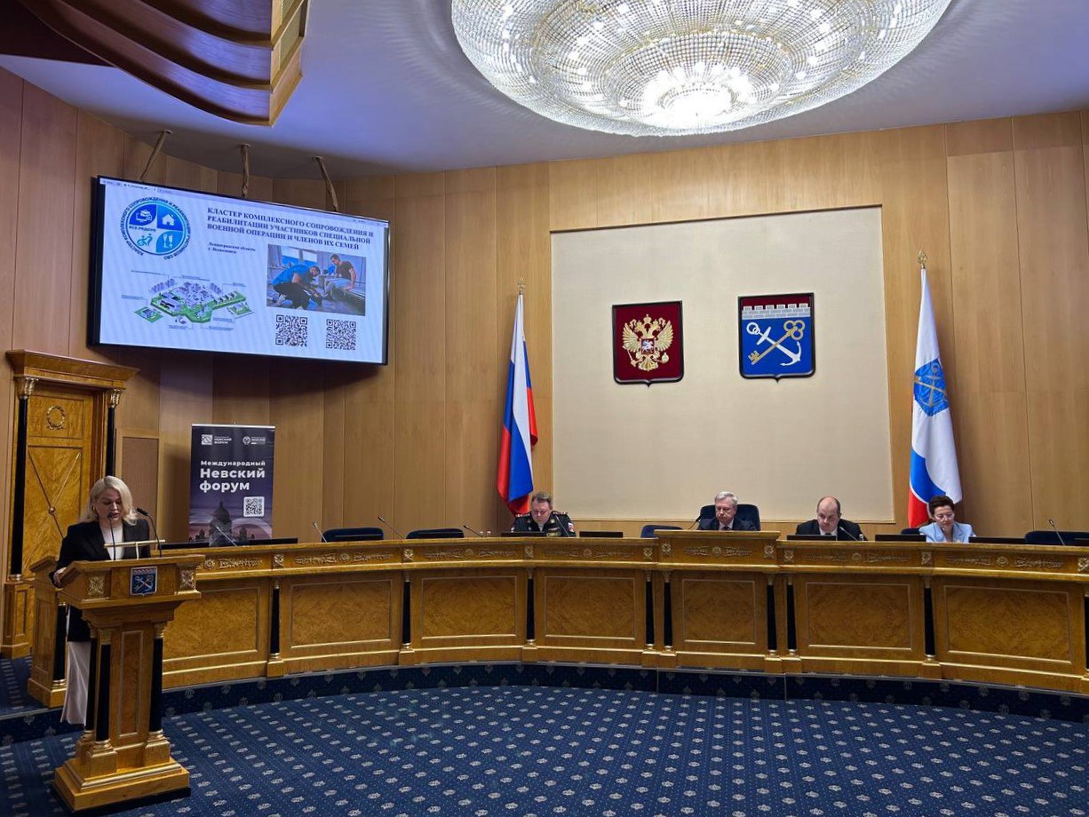 В Ленобласти открываются новые возможности для обучения специалистов в сфере протезирования — на базе Кластера комплексной реабилитации участников СВО можно будет осваивать эту профессию в ускоренном режиме.   Интенсивный формат обучения сократит срок до пяти с половиной месяцев — за счёт проживания на территории кластера, насыщенного графика и практики на современном оборудовании. Эту перспективу обсудили участники тематического круглого стола  на IX Международном Невском форуме в здании администрации Ленобласти.  «Кластер может стать мощной образовательной площадкой для подготовки протезистов. Нам важно выстроить эффективную систему, которая будет соответствовать самым современным требованиям и обеспечит высокое качество реабилитационной помощи. Сегодня директор Мультицентра социальной и трудовой интеграции Ирина Дрозденко подписывает знаковое соглашение с Северо-Западным институтом управления РАНХиГС — это серьёзный шаг в развитии протезно-ортопедической отрасли региона»,  — подчеркнула председатель комитета по соцзащите населения Анастасия Толмачева.  Это особенно важно сейчас, когда бойцы, вернувшиеся с фронта, нуждаются в современных протезах, а отрасль испытывает острый дефицит кадров.