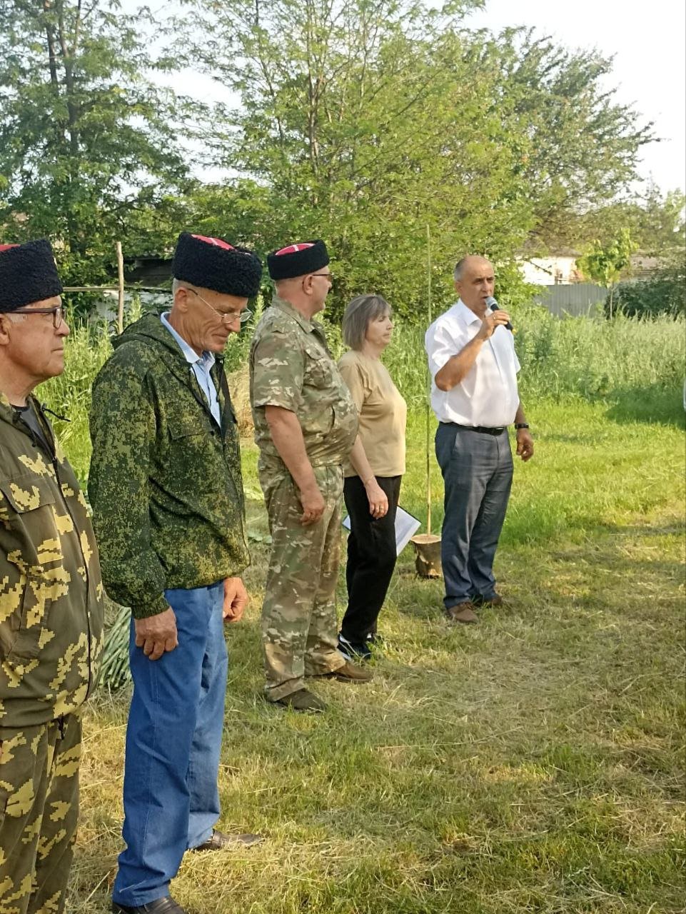 Летние казачьи игры Казаки хуторского казачьего общества «Соколовское» организовали для юных казачат «Летние казачьи игры». Мероприятие началось с торжественной церемонии, включавшей напутственные слова казаков. В играх приняли участие юные казаки из хуторов Машевский, Новопавловский, Алексеевский и села Соколовское. Дети продемонстрировали навыки в стрельбе по мишеням, спортивном метании ножей и владении шашкой. Подобные мероприятия способствуют укреплению связи поколений, приобщению молодежи к традициям и культуре казачества, а также формированию у подрастающего поколения физической выносливости.