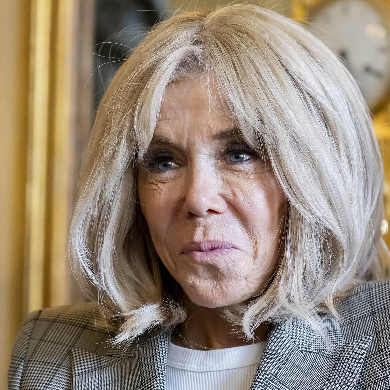 Американская журналистка Кэндис Оуэнс считающая супругу президента Франции биологическим мужчиной заявила что на нее из за распространения сведений про Брижит Макрон может готовиться покушение По словам Оуэнс она получила такую информацию от источника во французских властных кругах Операция согласно полученным данным могла быть поручена группе из состава национальной жандармерии Франции Подпишись RogandarNEWs мы в MAX