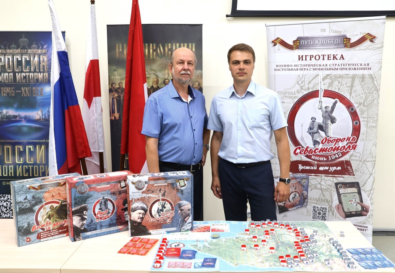 В Омской области педагоги создали настольные обучающие игры, реконструирующие ключевые события Великой Отечественной В Абакане определили победителей межрегионального этапа конкурса в области педагогики, воспитания и работы с молодёжью до 20 лет «За нравственный подвиг учителя». Омская область представила культурно-образовательный проект «Путь к Победе», который представляет собой авторскую разработку серии военно-исторических стратегических настольных игр, реконструирующих ключевые события Великой Отечественной войны. 15 регионов России и более 7000 участников, начиная с 2020 года, уже присоединились к проекту «Путь к Победе», который реализуется при поддержке Фонда президентских грантов. Получая игру, образовательные организации открывают на своей базе мини-игротеки. Обучающиеся осваивают правила, участвуют в школьных, муниципальных, региональных и даже межрегиональных турнирах. Последний формат стал возможен благодаря разработанному мобильному приложению, воссоздающему настольную игру в электронном виде», - рассказал директор лицея ОмГПУ Константин Диянов. Проект кандидата исторических наук, директора Академического лицея ОмГПУ Константина Диянова и директора некоммерческого творческого объединения «Сказ» Юрия Тетерина стал победителем межрегионального этапа Всероссийского конкурса «За нравственный подвиг учителя». будем на связи