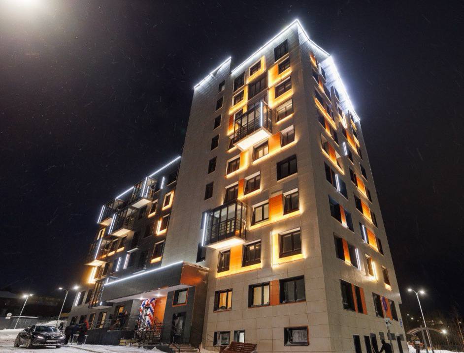 Мурманская область направит 1 5 млрд руб на расселение аварийного жилья до 2027 года Власти Мурманской области утвердили новую региональную программу по переселению граждан из аварийного жилищного фонда на 2025 2027 гг До 2027 г на расселение аварийного жилья признанного таковым после 1 января 2017 г направят 1 53 млрд руб  Сумма включает средства Фонда развития территорий 614 29 млн руб и средства консолидированного бюджета 921 44 млн руб Программа предусматривает поэтапное расселение 623 человек проживающих в 35 многоквартирных домах   На сегодняшний день на территории Мурманской области площадь аварийного фонда признанного таковым после 1 января 2017 г составляет 107 100 кв м При этом программа по расселению домов получивших аварийный статус до этой даты практически завершена не расселенными остаются 16 200 кв м Telegram Андрей Чибис Telegram Max