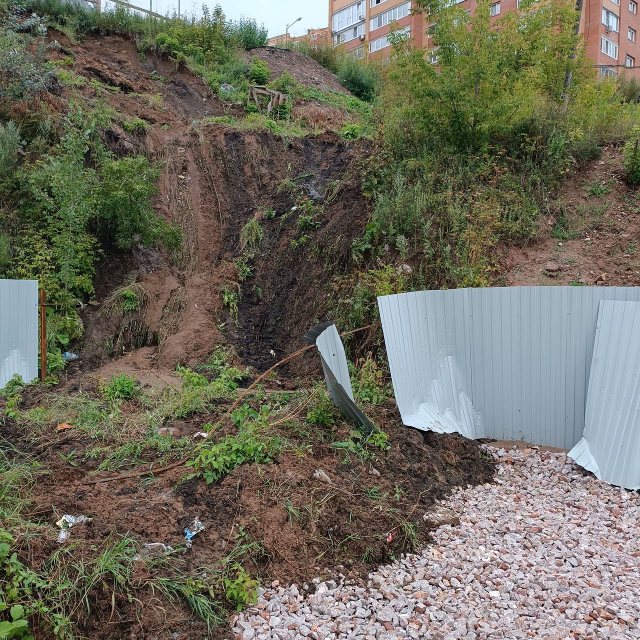 Последствия сильного дождя на ул. 2-й Огородной  В минувшие выходные на склоне между домами №24 и №25 сошла часть грунта. Она разрушила часть ограждения строительного городка. Что могло поспособствовать этому процессу, предстоит разобраться специалистам.  Подрядчик, с которым заключен контракт на укрепление склона, в ближайшее время восстановит забор.   В рамках авторского надзора с разработчиками проекта по укреплению склона будут отработаны дальнейшие шаги. Возможно, потребуется подсыпка или укрепление дополнительного участка.    Отметим, что в течение прошлого года велся мониторинг состояния склона и наблюдения специалистов показали, что он стабилен.   Напомним, в июне был заключен муниципальный контракт с ярославской компанией АО «ГК «ЕКС» на укрепление склона по ул. 2-я Огородная. Компания уже заказала оборудование для выполнения работ, подрядчик должен выполнить устройство грунтовых анкеров, анкерных плит, нагельных полей и работы по противооползневой защите слона. Так как бОльшая часть оборудования производится на заказ, то работы начнутся осенью. Завершить их необходимо до конца августа 2026 года.  #2яОгородная  Читай ГрадВестник
