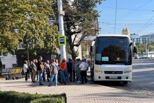 С 1 января в Калининграде планируют ввести туристический налог.  По закону ставка не может быть ниже 100 рублей. Она составит 1% от налоговой базы — стоимости проживания в гостинице, отеле и других средствах размещения. Ежегодно до 2029-го ставка будет повышаться на один процентный пункт.  Налог уплачивают юридические или физические лица, которые оказывают услуги временного проживания. Сбор не включается в стоимость, если номер сдаётся льготным категориям граждан, в том числе ветеранам, инвалидам, участникам боевых действий и другим.  С 1 января туристический налог также будут собирать в Светлогорске и Зеленоградске. В правительстве ожидают, что его будут вводить и в других муниципалитетах.