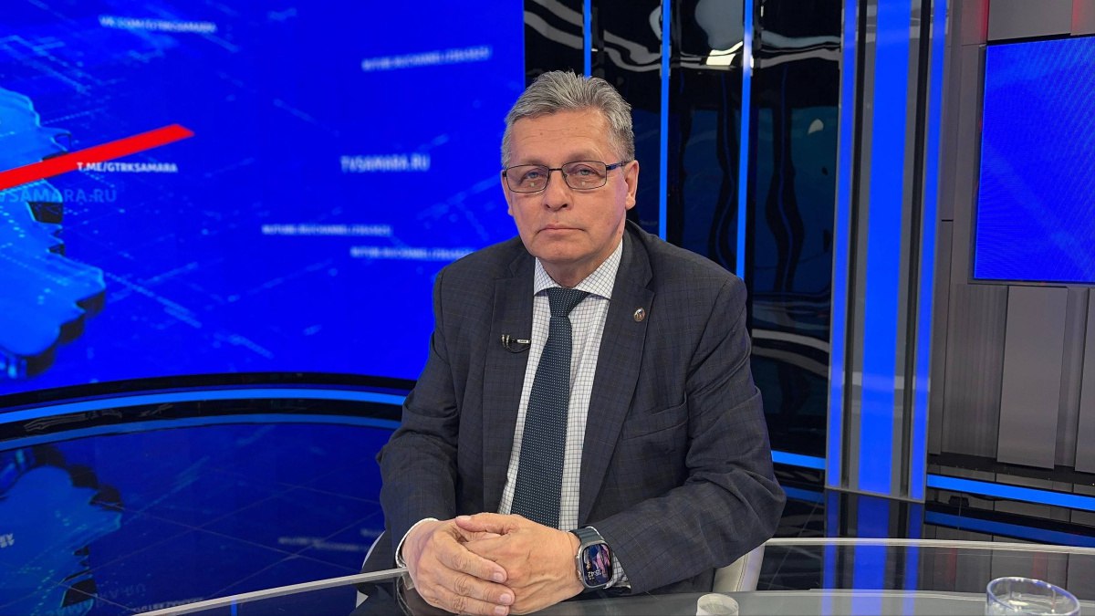1  2  3  Рифат Сабитов рассказал о новом мессенджере Мах становится частью повседневной цифровой жизни Аудитория мессенджера MAX в августе 2025 года превысила 32 млн уникальных пользователей в месяц а среднесуточный охват составил около 7 млн человек По данным Mediascope с 1 по 16 сентября дневная аудитория Max достигала 13 7 млн пользователей а в отдельные дни поднималась до 16 4 млн Общий охват за этот период составил 34 5 млн человек Об этом сообщает канал Минцифры России в мессенджере Мах Эксперты отмечают что приложение установлено у значительной части пользователей однако его функционал пока используется ограниченно Несмотря на это прогнозируется что к концу 2025 года аудитория MAX может вырасти на 15 25 чему будет способствовать постепенное расширение сервисов и интеграций По оценке специалистов объем рекламы в мессенджере Max по итогам года может составить 500 600 млн руб При этом ожидается что в 2026 году среднесуточная аудитория площадки достигнет не менее 20 населения страны Аналитики считают что часть пользователей других социальных сервисов постепенно перетечет в MAX Это позволит приложению укрепить позиции на рынке где аудитория распределяется в условиях растущей конкуренции и перераспределения рекламных бюджетов Комментируя эту новость председатель комиссии ОП РФ по развитию информационного сообщества СМИ и массовых коммуникаций зампред Общественного совета при Минцифры России заместитель Генерального директора руководитель регионального департамента ВГТРК Рифат Сабитов подчеркнул Статистика показывает что МАХ не просто привлекает пользователей но и обеспечивает их регулярную активность Люди возвращаются в приложение ежедневно То есть сервис становится частью их повседневной цифровой жизни Также примечательно что МАХ быстро стал интересен рекламодателям Это можно считать индикатором доверия со стороны рынка и в долгосрочной перспективе это станет драйвером развития всей экосистемы вокруг мессенджера отметил Рифат Сабитов ГТРК Самара MAX lВК lОК lСАЙТ