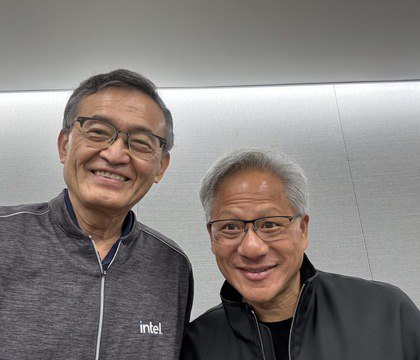 NVIDIA протестировала техпроцесс Intel 18A и отказалась от планов размещения заказов Reuters Компания NVIDIA провела тестирование техпроцесса Intel 18A и по данным Reuters не стала продолжать работу в этом направлении В ближайшей перспективе заключение контрактов между NVIDIA и Intel Foundry на выпуск чипов остается маловероятным Несмотря на политическую и финансовую поддержку Intel Foundry пока не удалось привлечь крупных разработчиков аппаратных ИИ решений к использованию техпроцесса 18A для серийного производства