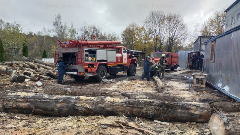 На деревообрабатывающем предприятии прошли пожарно-тактические учения   В селе Бельково Веневского района прошли учения с личным составом пожарно-спасательного гарнизона на производственном объекте.  По замыслу учения в результате короткого замыкания в электропроводке возник «пожар» в производственном цехе на первом этаже деревообрабатывающего предприятия с последующим распространением задымления. Создалась опасность для людей, находящихся в здании. Силами персонала до прибытия спасателей эвакуировано 10 человек.  В ходе тренировки были отработаны приёмы и способы проведения спасательных работ, подача огнетушащих средств и работа звеньев газодымозащитной службы.  На подведении итогов проведённых учений было отмечено, что цели тренировки были достигнуты, а личный состав гарнизона показал уверенные навыки и умения при ведении действий по ликвидации условного пожара.   МЧС Тульской области  подписаться