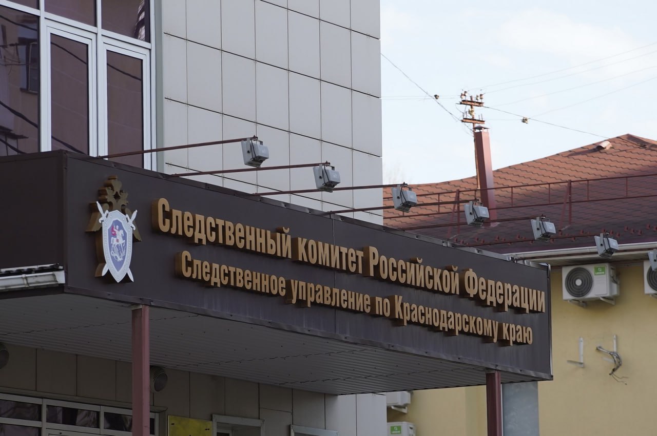 В Краснодаре хулиган ответит в суде за нападение на врача 30-летний мужчина предстанет перед судом по обвинению в нанесении вреда здоровью средней тяжести. Нападение произошло 18 мая в одной из частных клиник на улице Красных Партизан. По данным следствия, у обвиняемого возник конфликт с врачом-рентгенологом. В ходе ссоры фигурант набросился на медика и несколько раз ударил его по голове. #происшествия Телеканал «Краснодар» написать